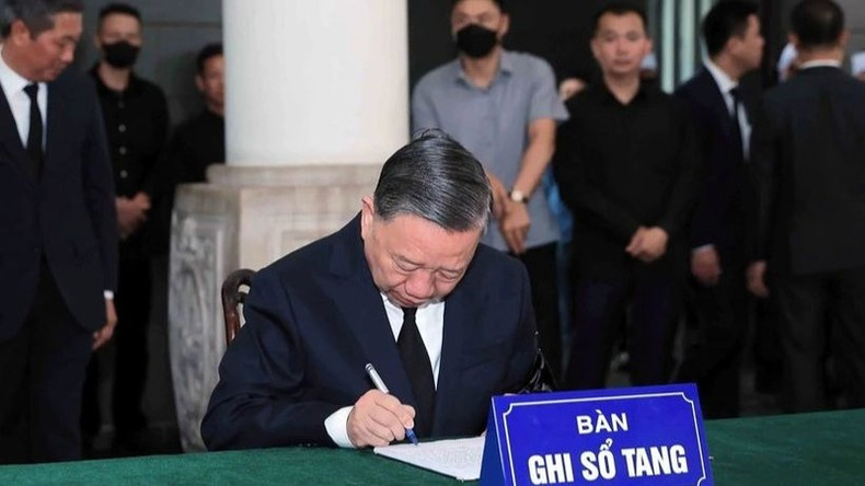 Генеральный секретарь ЦК КПВ То Лам оставляет запись в траурной книге в память о бывшем Президенте Чан Дык Лыонге. Фото: ВИА Генеральный секретарь ЦК КПВ То Лам оставляет запись в траурной книге в память о бывшем Президенте Чан Дык Лыонге. Фото: ВИА
