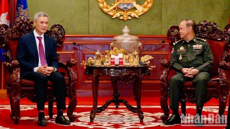 Посол Нгуен Минь Ву поздравляет с праздником Заместителя главнокомандующего Королевскими вооруженными силами Камбоджи, Командующего сухопутными войсками Камбоджи генерала армии Мао Сопхана. Посол Нгуен Минь Ву поздравляет с праздником Заместителя главнокомандующего Королевскими вооруженными силами Камбоджи, Командующего сухопутными войсками Камбоджи генерала армии Мао Сопхана.