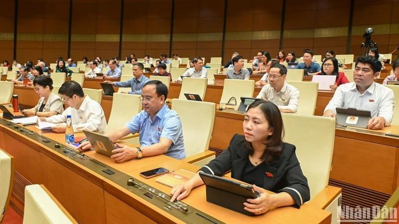 Депутаты голосуют за изменение рабочей программы девятой сессии НС XV созыва. Фото: Буй Жанг Депутаты голосуют за изменение рабочей программы девятой сессии НС XV созыва. Фото: Буй Жанг