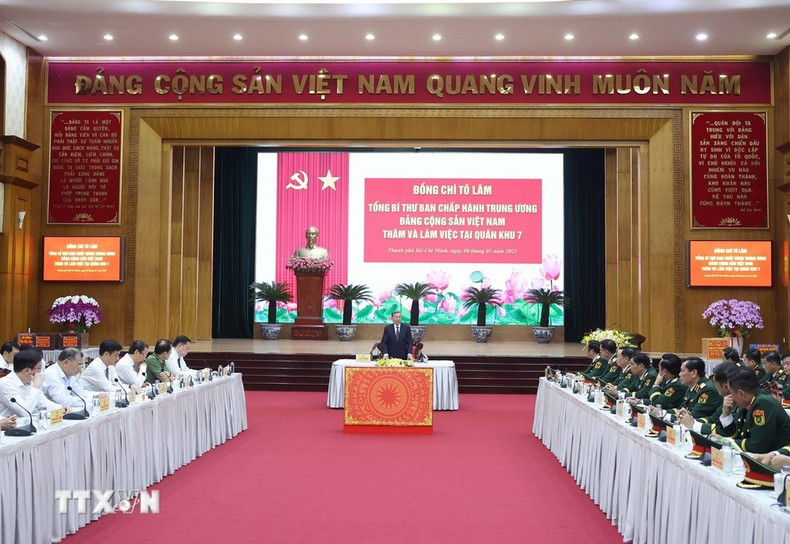 Генеральный секретарь ЦК КПВ То Лам работает с руководителями 7-го военного округа. Фото: ВИА Генеральный секретарь ЦК КПВ То Лам работает с руководителями 7-го военного округа. Фото: ВИА