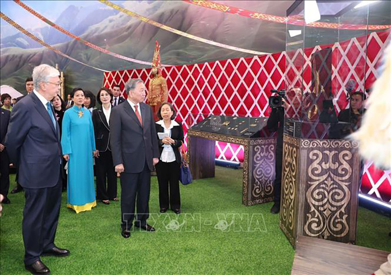 Генеральный секретарь ЦК КПВ То Лам с супругой и Президент Казахстана Касым-Жомарт Токаев посещают национальный культурный комплекс «Этно-аул». Фото: ВИА
