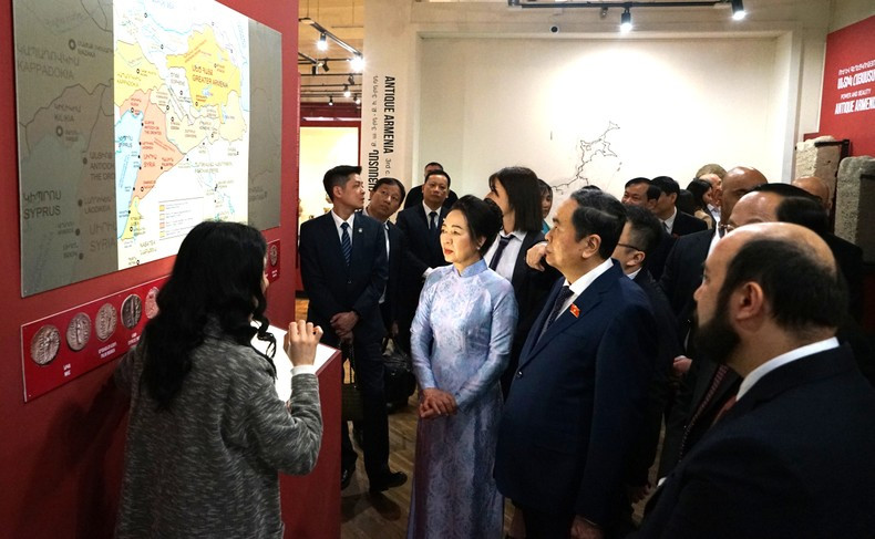 Председатель НС Чан Тхань Ман с супругой слушает презентацию об исторических и культурных документах Армении.