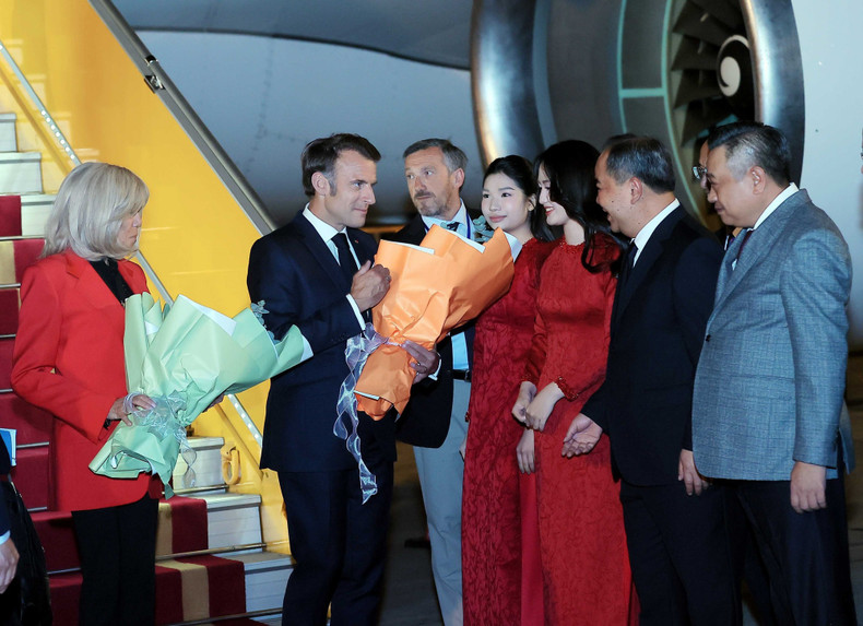 Президент Франции Эмманюэль Макрон и его супруга прибыли в Ханой, начав государственный визит во Вьетнам. Фото: ВИА