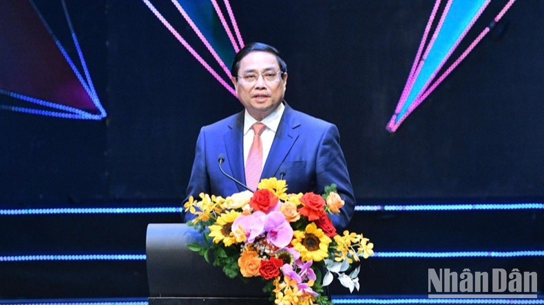 Премьер-министр Фам Минь Тьинь выступает на церемонии. Фото: Тхань Жанг