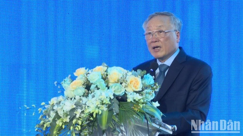 Постоянный вице-премьер Нгуен Хоа Бинь выступает с речью. Постоянный вице-премьер Нгуен Хоа Бинь выступает с речью.