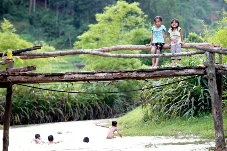 Спокойный пейзаж у свежего ручья в уезде Майчау, провинция Хоабинь. Фото: ВИA Спокойный пейзаж у свежего ручья в уезде Майчау, провинция Хоабинь. Фото: ВИA