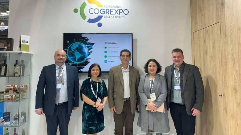 Посол Фам Тхи Тху Хыонг (вторая справа) на рабочей встрече с Ассоциацией сельского хозяйства Греции в рамках Международной выставки продуктов питания в Афинах 2025 года. Фото: Посольство Вьетнама в Греции Посол Фам Тхи Тху Хыонг (вторая справа) на рабочей встрече с Ассоциацией сельского хозяйства Греции в рамках Международной выставки продуктов питания в Афинах 2025 года. Фото: Посольство Вьетнама в Греции