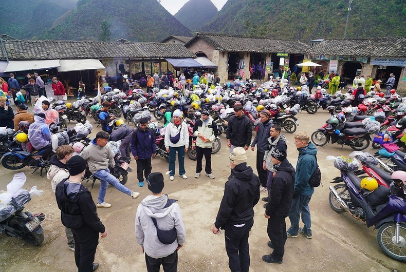 Иностранные туристы наслаждаются игрой в шатлшоки во время перерыва в путешествии по Хажангу. Фото: ВИA Иностранные туристы наслаждаются игрой в шатлшоки во время перерыва в путешествии по Хажангу. Фото: ВИA