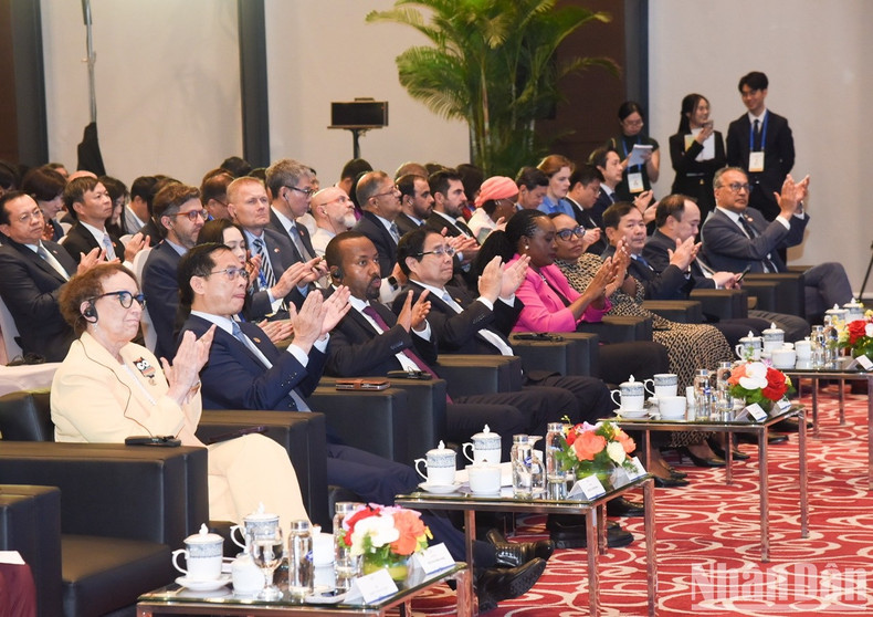 Премьер-министр Фам Минь Тьинь и делегаты на церемонии закрытия саммита. Фото: Чан Хай Премьер-министр Фам Минь Тьинь и делегаты на церемонии закрытия саммита. Фото: Чан Хай