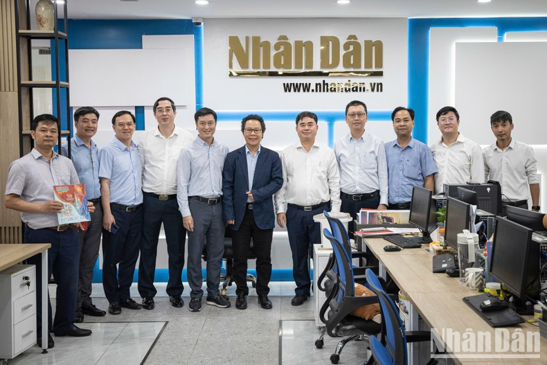 Сотрудники газеты «Нянзан» представляют делегации журнала «Коммунист» пространство редакции Отдела электронной версии газеты «Нянзан». Сотрудники газеты «Нянзан» представляют делегации журнала «Коммунист» пространство редакции Отдела электронной версии газеты «Нянзан».