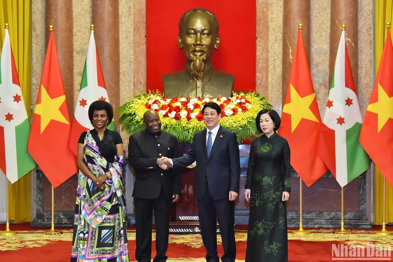 Президент Вьетнама Лыонг Кыонг с супругой и Президент Бурунди Эварист Ндайишимийе с супругой фотографируются на память. Президент Вьетнама Лыонг Кыонг с супругой и Президент Бурунди Эварист Ндайишимийе с супругой фотографируются на память.