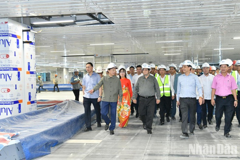 Премьер-министр Фам Минь Тьинь проверяет зону выдачи багажа пассажирского терминала Т3 международного аэропорта Таншоннят. Фото: Тхань Жанг