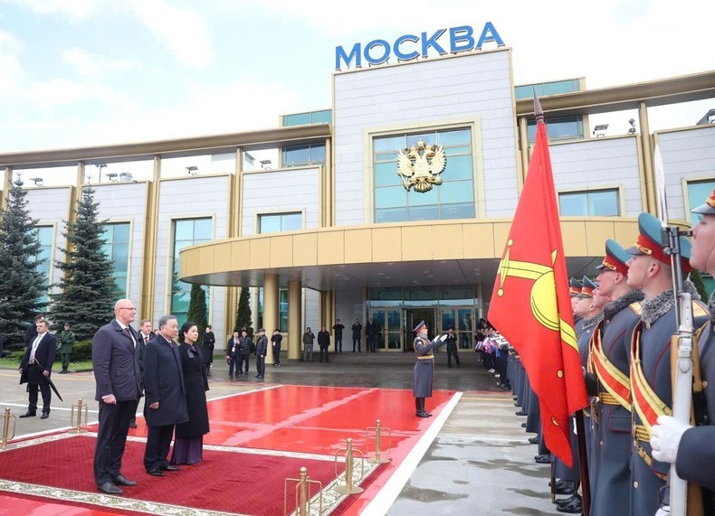 Церемония проводов Генерального секретаря ЦК КПВ То Лама и его супруги в аэропорту Внуково-2. Фото: ВИА