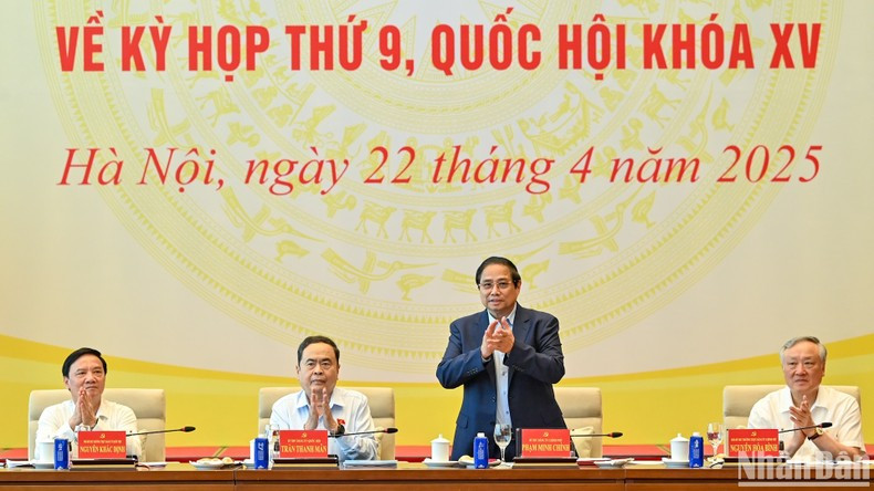 Премьер-министр Фам Минь Тьинь на конференции. Фото: Зюи Линь Премьер-министр Фам Минь Тьинь на конференции. Фото: Зюи Линь