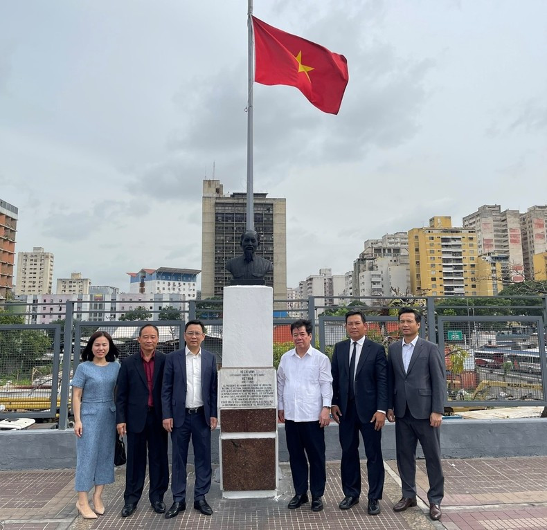 Делегация посещает памятник Президенту Хо Ши Мину в Каракасе. Фото: Посольство Вьетнама в Венесуэле Делегация посещает памятник Президенту Хо Ши Мину в Каракасе. Фото: Посольство Вьетнама в Венесуэле