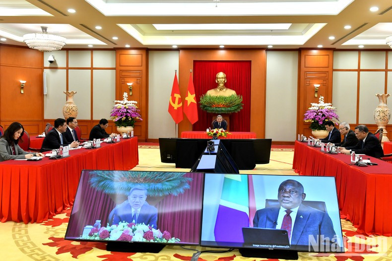 Общий вид телефонного разговора. Фото: Данг Кхоа