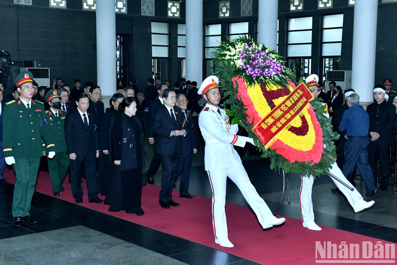 Делегация Национального собрания во главе с членом Политбюро, Председателем Национального собрания Чан Тхань Маном прощается с товарищем Чан Дык Лыонгом. Делегация Национального собрания во главе с членом Политбюро, Председателем Национального собрания Чан Тхань Маном прощается с товарищем Чан Дык Лыонгом.