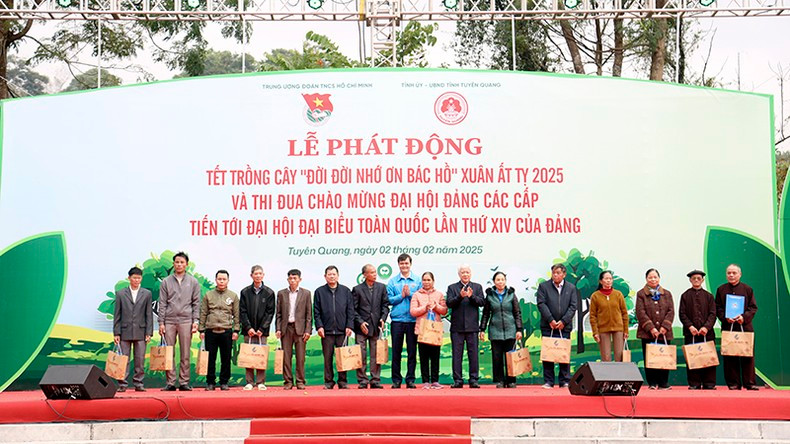 Товарищ До Ван Тьиен вручает подарки выдающимся людям в уезде Шонзыонг. Товарищ До Ван Тьиен вручает подарки выдающимся людям в уезде Шонзыонг.