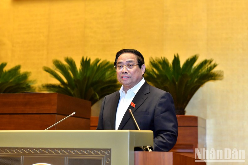 Премьер-министр Фам Минь Тьинь представляет тематический доклад.