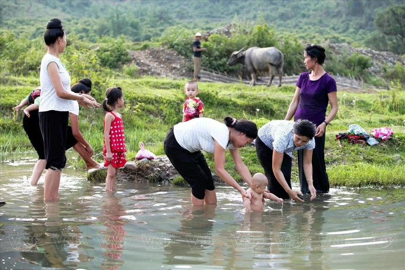 Люди обычно купаются в ручьях во второй половине дня после тяжелого рабочего дня. Фото: ВИA Люди обычно купаются в ручьях во второй половине дня после тяжелого рабочего дня. Фото: ВИA