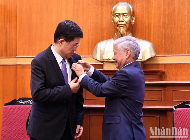 Товарищ До Ван Тьиен вручает значок ОФВ товарищу А Дуну. Товарищ До Ван Тьиен вручает значок ОФВ товарищу А Дуну.