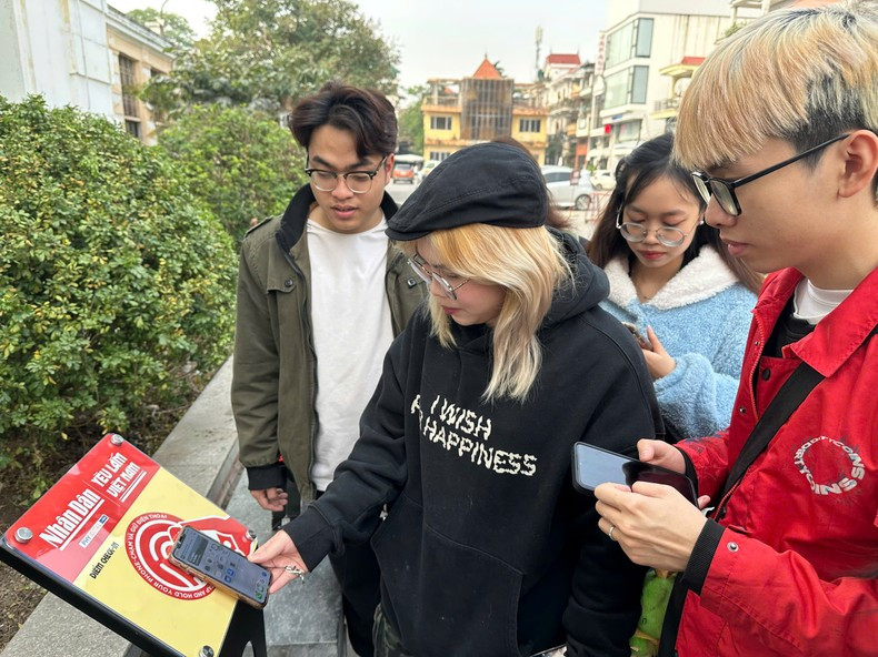 Молодые люди проводят «чек-ин», чтобы получить подарки. Молодые люди проводят «чек-ин», чтобы получить подарки.