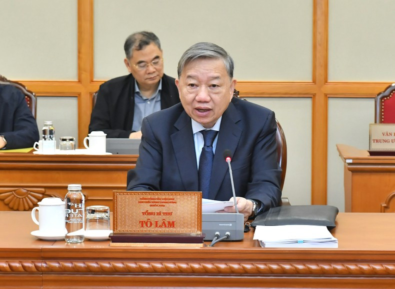 Генеральный секретарь ЦК КПВ То Лам выступает на заседании. Фото: Данг Кхоа