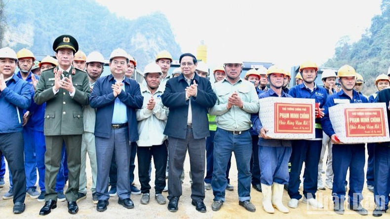 Премьер-министр Фам Минь Тьинь вручил подарки инженерам и рабочим на строительной площадке. Фото: Тхань Жанг