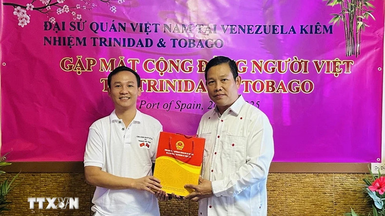 Посол Ву Чунг Ми вручает подарки представителям вьетнамской диаспоры в Тринидаде и Тобаго. Фото: ВИА Посол Ву Чунг Ми вручает подарки представителям вьетнамской диаспоры в Тринидаде и Тобаго. Фото: ВИА