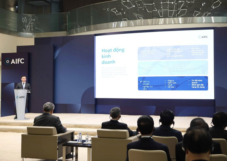 Генеральный секретарь ЦК КПВ и члены вьетнамской делегации слушают информацию о деятельности МФЦА. Фото: ВИА Генеральный секретарь ЦК КПВ и члены вьетнамской делегации слушают информацию о деятельности МФЦА. Фото: ВИА