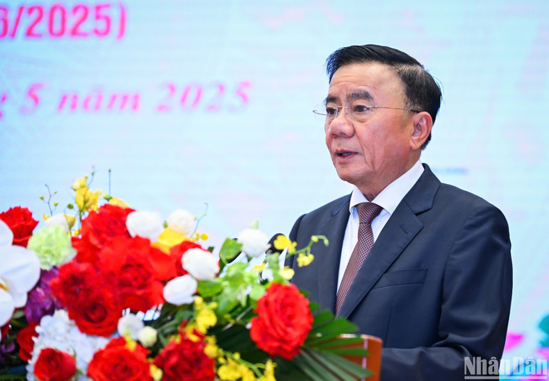 Товарищ Чан Кам Ту выступает с программной речью. Товарищ Чан Кам Ту выступает с программной речью.