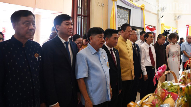 Делегаты почитают память Президента Хо Ши Мина в Таиланде. Делегаты почитают память Президента Хо Ши Мина в Таиланде.