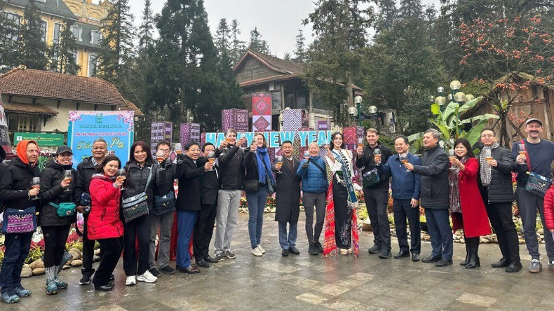 В национальной туристической зоне Шапа городского уезда Шапа провинции Лаокай встретили 50 вьетнамских и иностранных туристов.