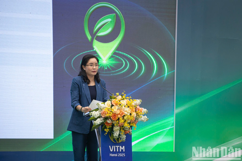 Заместитель министра культуры, спорта и туризма Чинь Тхи Тхюи выступает с речью.