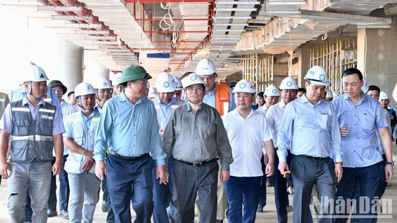 Премьер-министр Фам Минь Тьинь осматривает строительную площадку главного терминала аэропорта. Фото: Тхань Жанг