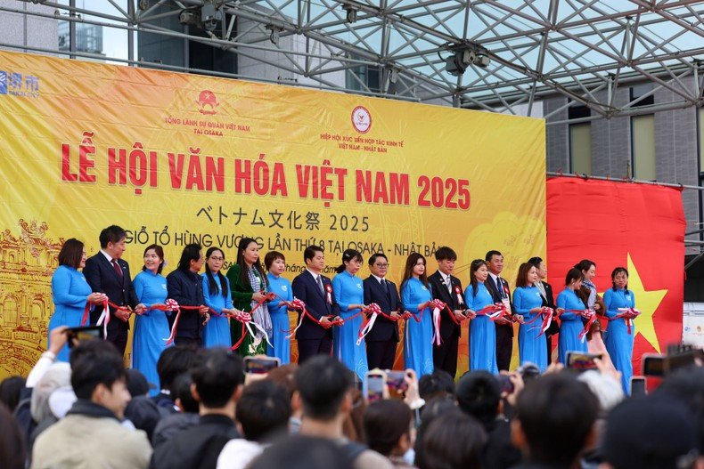 Делегаты перерезают ленточку в знак открытия мероприятия.