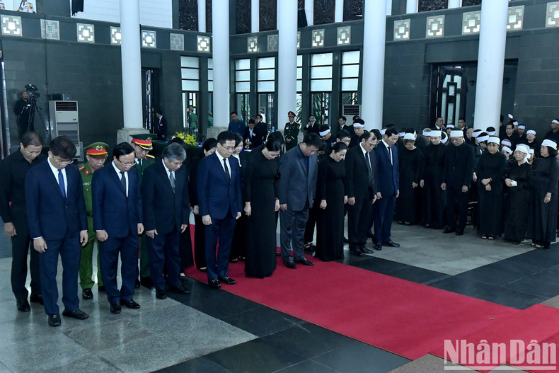 Делегация партийной организации, властей и народа провинции Куангнгай чтит память товарища Чан Дык Лыонга. Делегация партийной организации, властей и народа провинции Куангнгай чтит память товарища Чан Дык Лыонга.