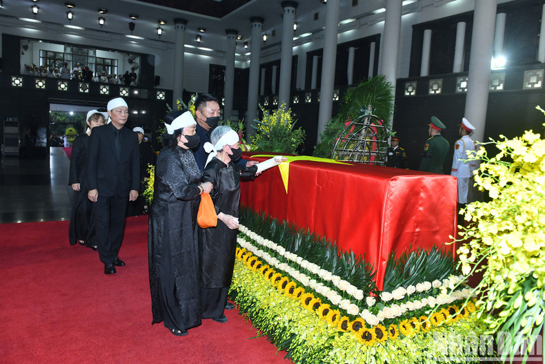 Родственники у гроба с телом бывшего Президента Чан Дык Лыонга. Родственники у гроба с телом бывшего Президента Чан Дык Лыонга.