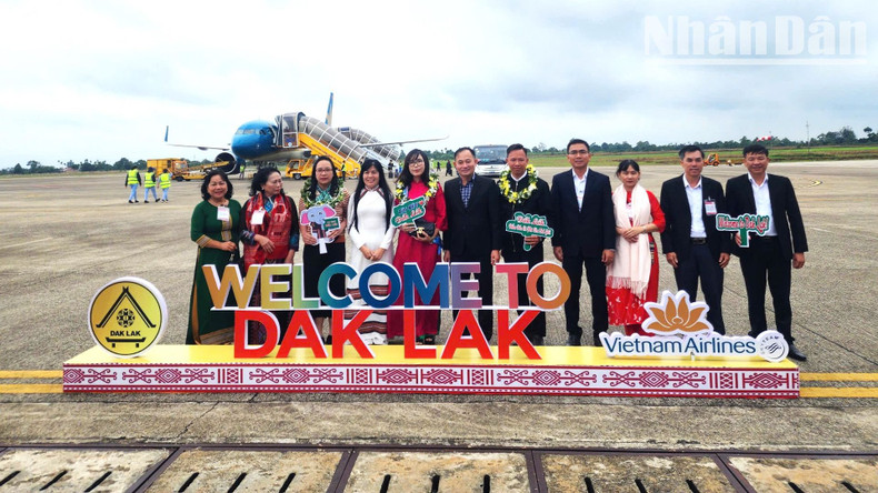 Руководители Департамента культуры, спорта и туризма провинции Даклак приветствовали в аэропорту Буонматхуот 1,5-миллионного туриста и первую группу туристов в этом году.