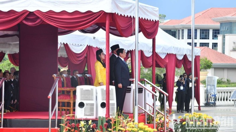 Премьер-министр Фам Минь Тьинь и его супруга вместе с Премьер-министром Анваром Ибрагимом и его супругой занимают почётные места; военный оркестр исполняет государственные гимны двух стран. Фото: Тхань Жанг