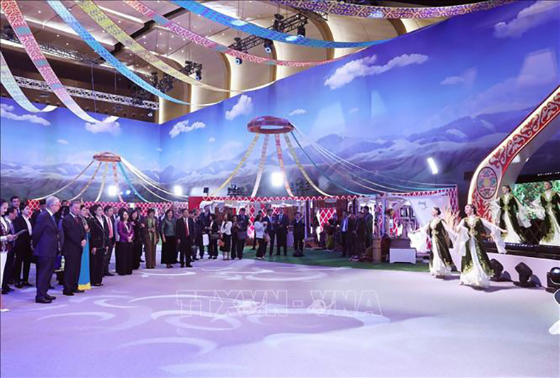 Генеральный секретарь ЦК КПВ То Лам с супругой и Президент Казахстана Касым-Жомарт Токаев посещают национальный культурный комплекс «Этно-аул». Фото: ВИА