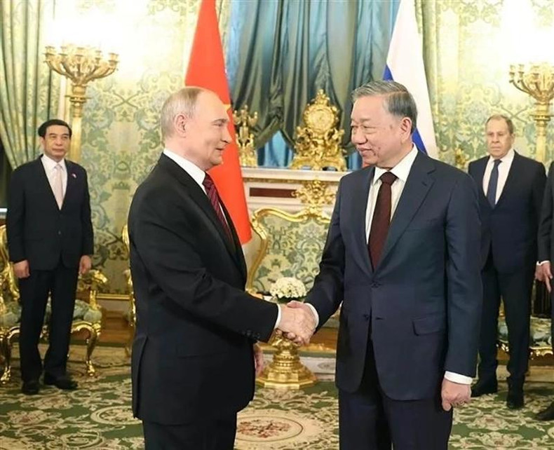 Генеральный секретарь ЦК КПВ То Лам (справа) и Президент России Владимир Путин в Кремлевском дворце в Москве. Фото: ВИA