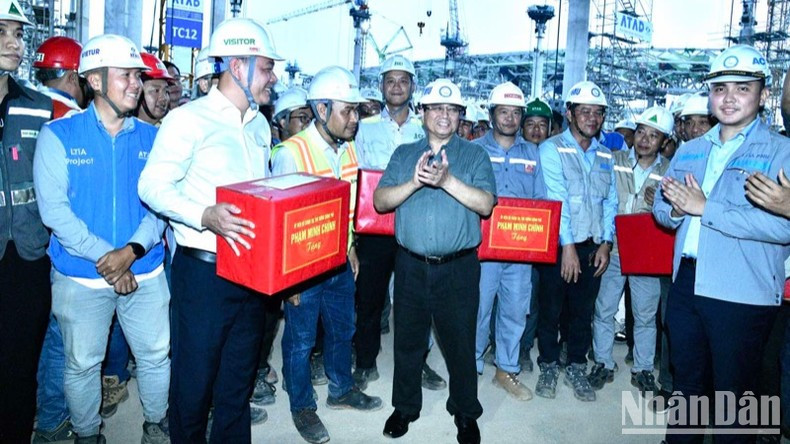 Премьер-министр Фам Минь Тьинь вручает подарки в знак поощрения строительного подразделения. Премьер-министр Фам Минь Тьинь вручает подарки в знак поощрения строительного подразделения.