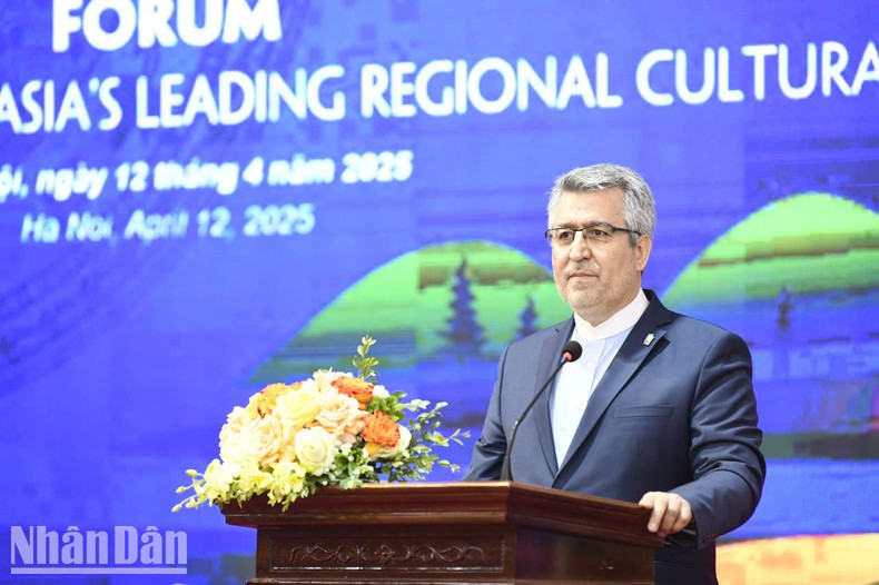 Посол Ирана во Вьетнаме Али Акбар Назари выступает на форуме по продвижению туризма «Хажанг – ведущий культурный центр Азии». Посол Ирана во Вьетнаме Али Акбар Назари выступает на форуме по продвижению туризма «Хажанг – ведущий культурный центр Азии».