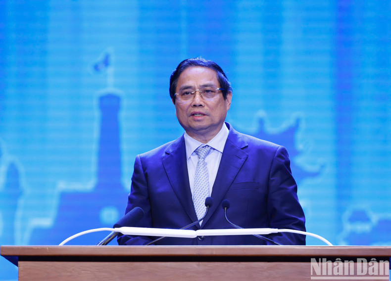 Премьер-министр Фам Минь Тьинь выступает на саммите. Фото: Зюи Линь