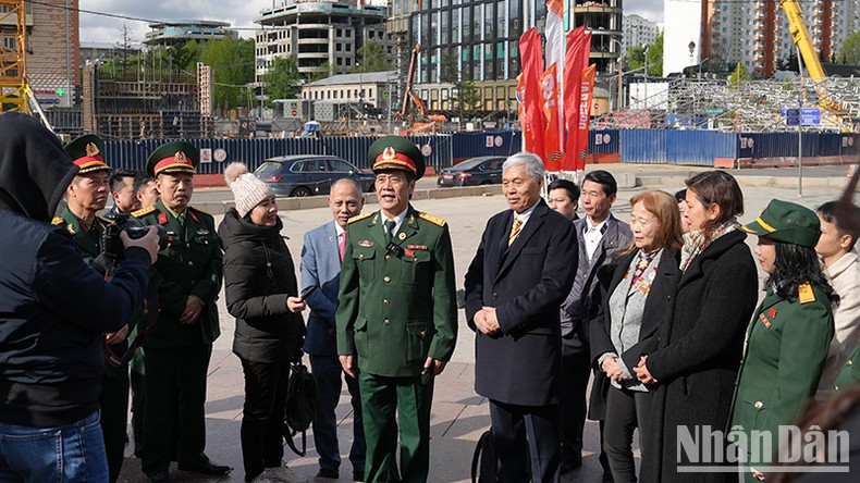 Ветераны с гордостью рассказывают о Великой победе весной 1975 года. Фото: Суан Хынг Ветераны с гордостью рассказывают о Великой победе весной 1975 года. Фото: Суан Хынг