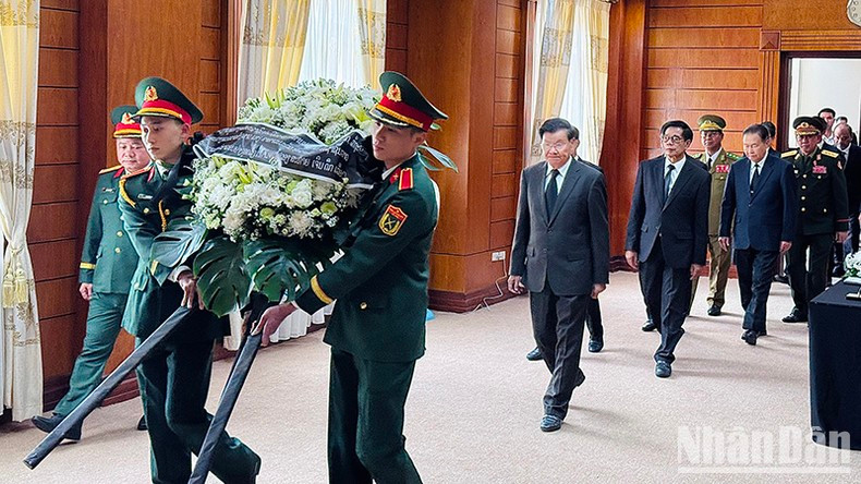 Генеральный секретарь ЦК НРПЛ, Президент Лаоса Тхонглун Сисулит во главе делегации возлагает венок в память о бывшем Президенте Чан Дык Лыонге. Фото: внештатный сотрудник Генеральный секретарь ЦК НРПЛ, Президент Лаоса Тхонглун Сисулит во главе делегации возлагает венок в память о бывшем Президенте Чан Дык Лыонге. Фото: внештатный сотрудник