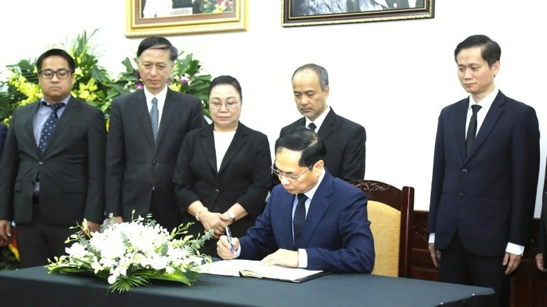 Вице-премьер, Министр иностранных дел Буй Тхань Шон оставляет запись в траурной книге. Фото: МИД Вьетнама Вице-премьер, Министр иностранных дел Буй Тхань Шон оставляет запись в траурной книге. Фото: МИД Вьетнама