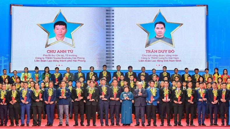 Председатель ЦК Отечественного фронта Вьетнама До Ван Тьиен и Председатель Комитета НС по социальным вопросам Нгуен Тхюи Ань вручают награды выдающимся трудящимся-членам Партии. Председатель ЦК Отечественного фронта Вьетнама До Ван Тьиен и Председатель Комитета НС по социальным вопросам Нгуен Тхюи Ань вручают награды выдающимся трудящимся-членам Партии.