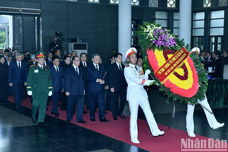 Делегация ЦК КПВ во главе с Генеральным секретарем ЦК КПВ То Ламом прощается с товарищем Чан Дык Лыонгом. Делегация ЦК КПВ во главе с Генеральным секретарем ЦК КПВ То Ламом прощается с товарищем Чан Дык Лыонгом.